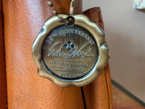 Patricia Nash Gold 10th Anniversary Rose Tooled Vintage Veg Tan Bag P672347 Neu mit Etikett - Bild 9 von 16