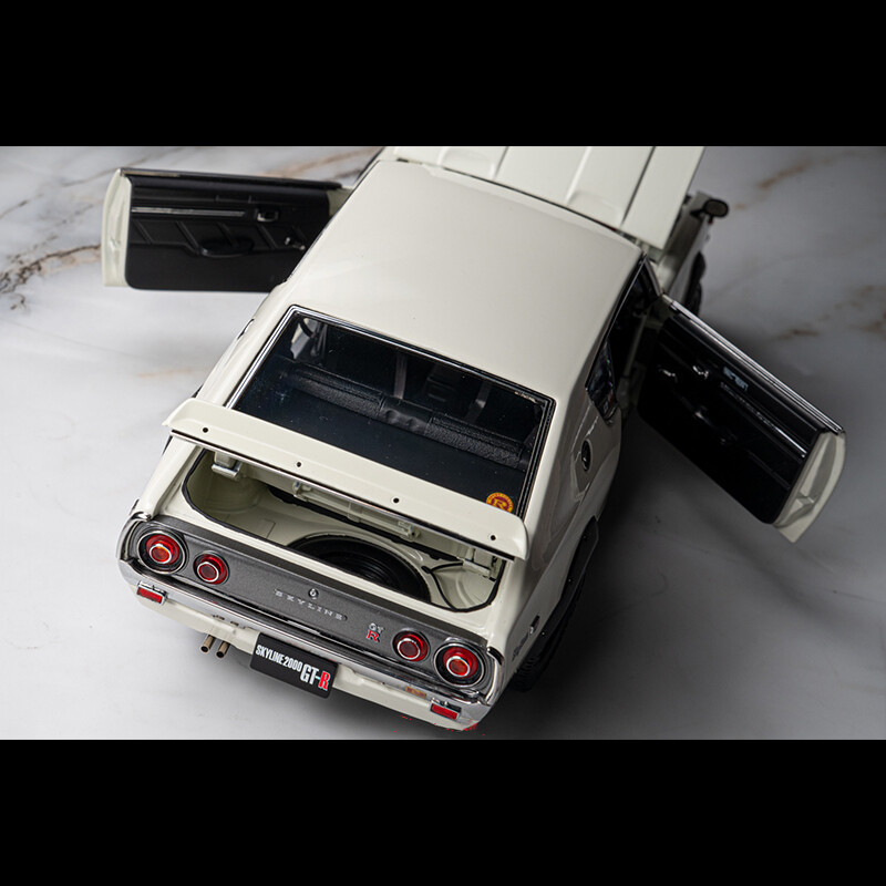 Nissan SKYLINE 2000GT-R KPGC110 White KYOSHO 1:18 Diecast Car