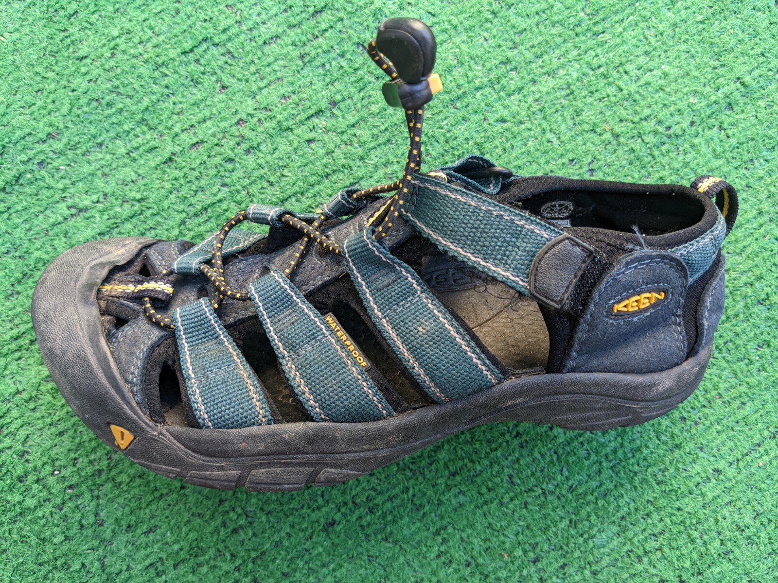 Sandali blu Keen Newport da uomo taglia 6 US 39 EUR escursionismo punta chiusa in pelle