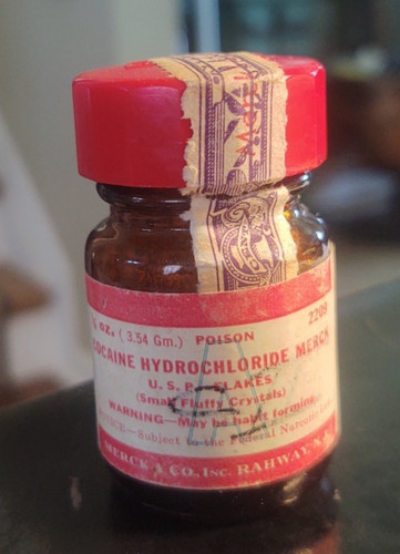 EMPTY ! RARE Merck Cocaine fluffy Flakes & Narcotic Tax stamp EMPTY BOTTLE