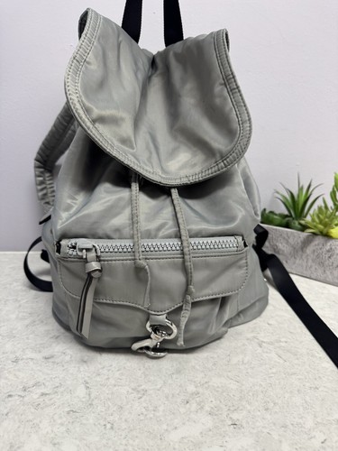 Mochila de nailon Rebecca Minkoff masilla plateada bolsillos medianos con cremallera Nordstrom - Imagen 8 de 24