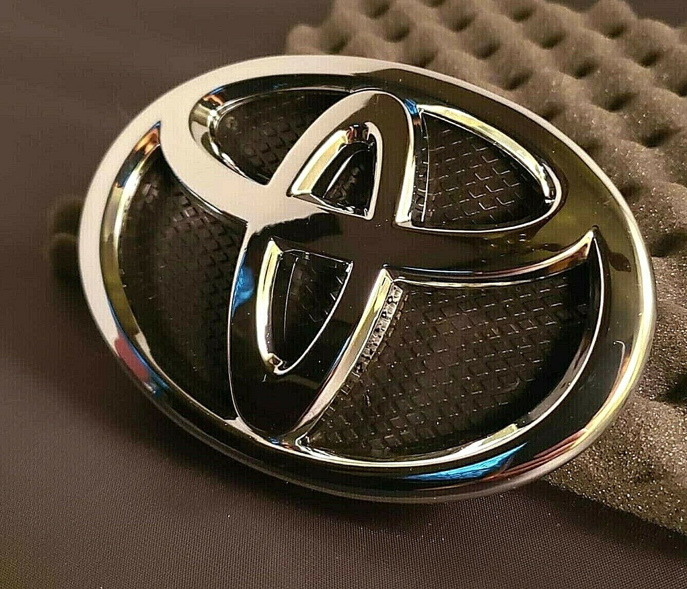 Toyota Yaris 4DOOR Front Grille Emblem 2007 2008 2009 2010 2011 2012 75301-52080