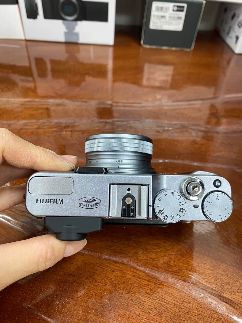 FUJIFILM Fuji X20 12.0MP Digital F2.0-2.8 lens Camera 4x optical
