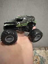 Monster Jam Grave Digger Black Gray 1:64 Die-Cast Monster Truck Overcast Series