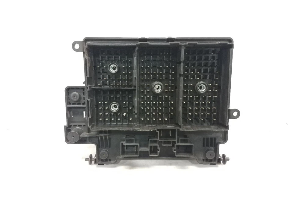 1999 GMC Yukon XL 1500 (4.8L / AT / 4WD) Engine Fuse Box  - Image 2 of 4