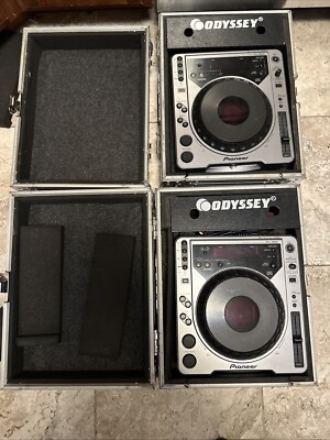 Pioneer CDJ 800 PAIR With Odyssey Road/Flight Cases