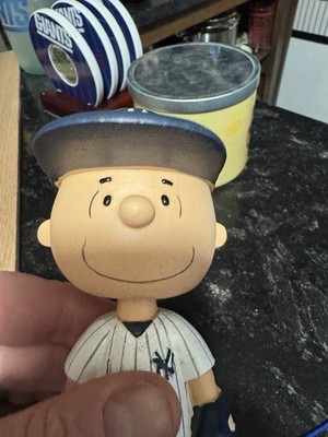チャーリーブラウン　ボブルヘッド　ヤンキース　フィギュア　2013 Charlie Brown Yankees MetLife Peanuts 2013 Bobblehead MLB Figure