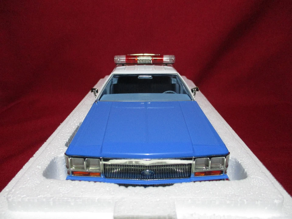1:18 Scale NYPD 1988 Ford Ltd Crown Victoria Wagon New York City Police Dept Car - Image 3 of 4