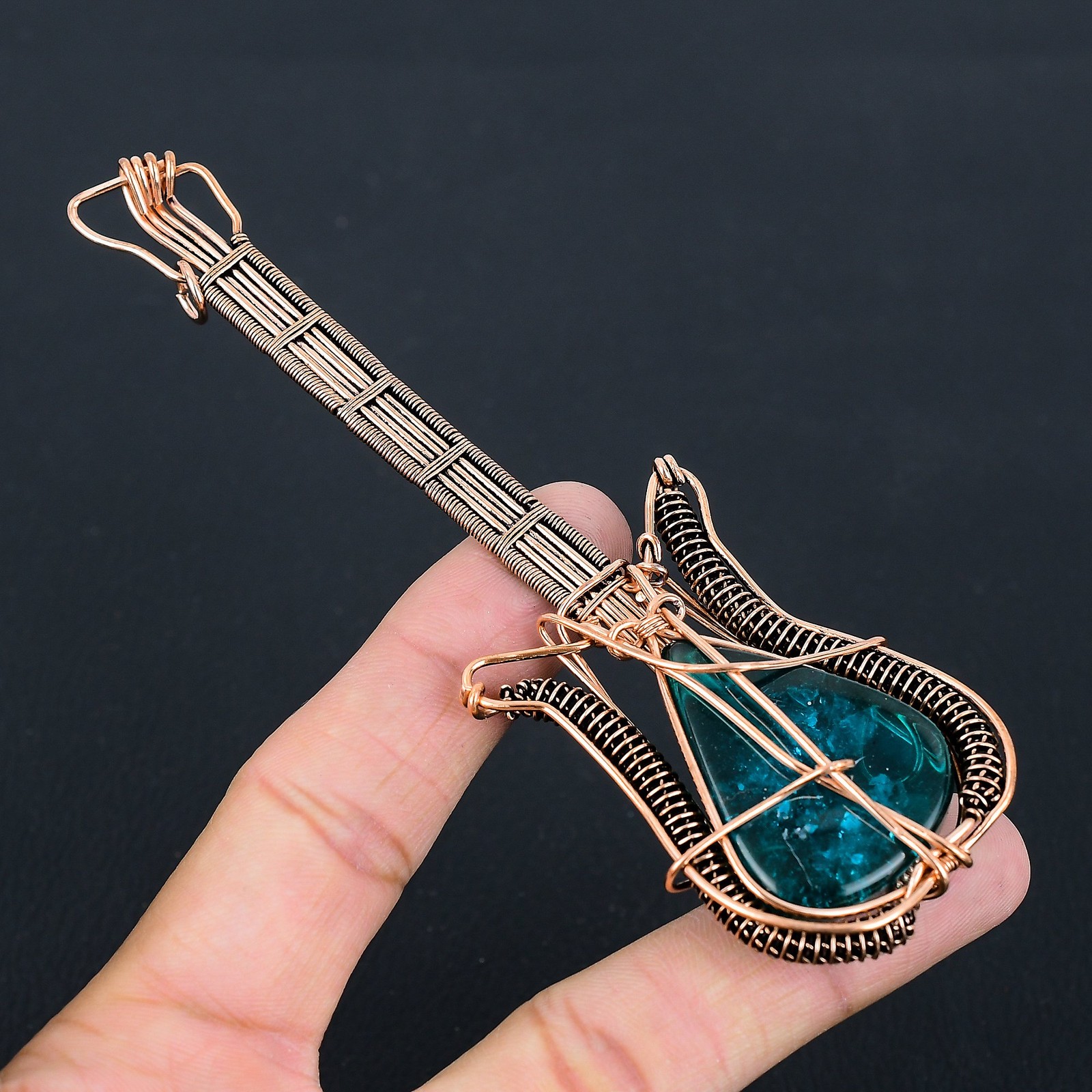 Ciondolo chitarra in rame con ambra blu foto 4