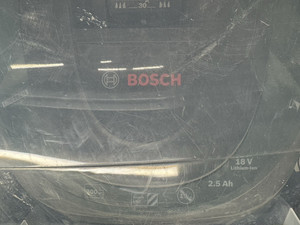 Bosch Mähroboter 18V Akkubetrieb grün schwarz rotierend mit Ladestation