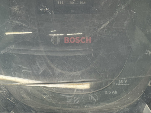 Bosch Mähroboter 18V Akkubetrieb grün schwarz rotierend mit Ladestation