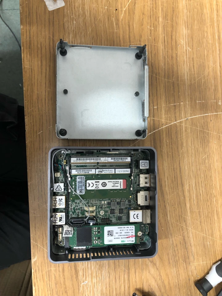 Intel NUC PC i3- 7100U 2.40GHz 4GB RAM SSD WIN 10 - Turns On - For Repair - Image 2 of 4