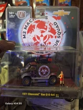 M2 Machines 1/64 1971 Chevrolet  Van G10 4x4 Zombie Rescue Squad