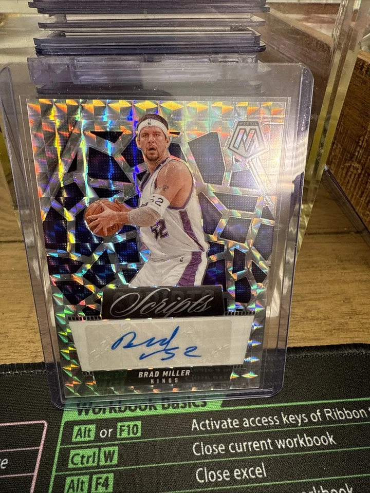 Mosaico Panini 2024-25 - Guiones Brad Miller, Brad Miller #MS-MLR (AU) Foto 4 de 4