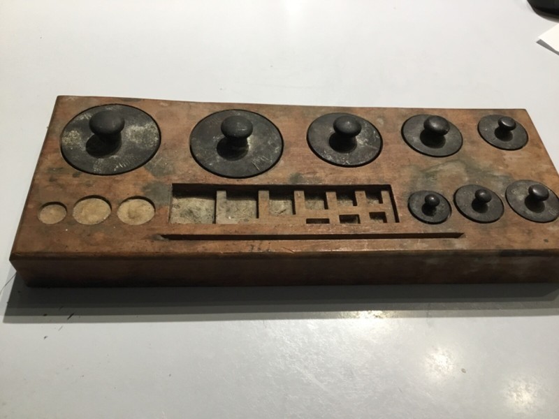 GRAM WEIGHT SET 8 pcs in WOOD w/ decor 1 gr to 200 grams KNOBBED