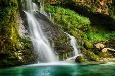 Wandbild: Magischer Wasserfall in den Julischen Alpen (86110464)