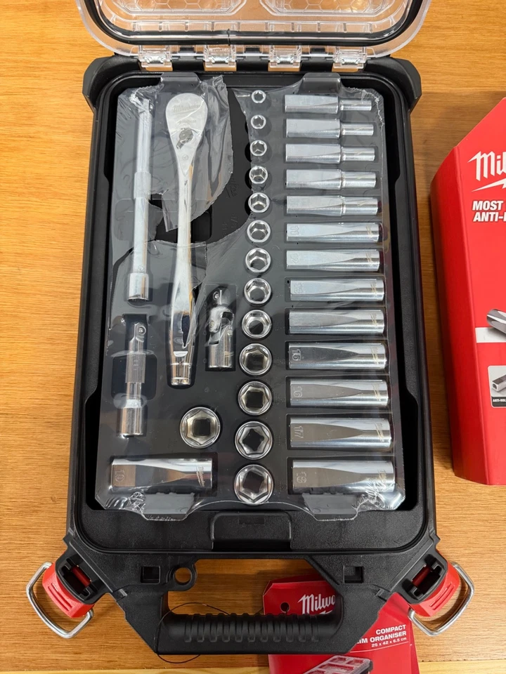 Milwaukee PACKOUT 32 Piece 3/8" Metric Ratchet & Socket Set 4932478813 - Image 3 of 4