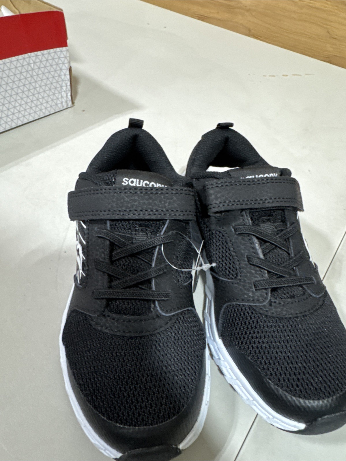 Boys Size 13.5 Saucony Wind 2.0 A/C sneakers in black and white F5 R thumbnail 2