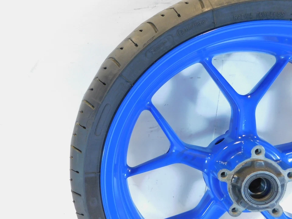 Llanta y neumático de cubo de rueda delantera con radios azules Triumph Tiger 1050 2007-2012 Foto 2 de 4