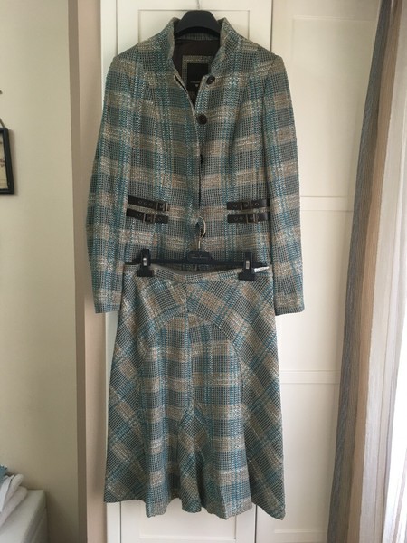 Traje falda-chaqueta. Caramelo
