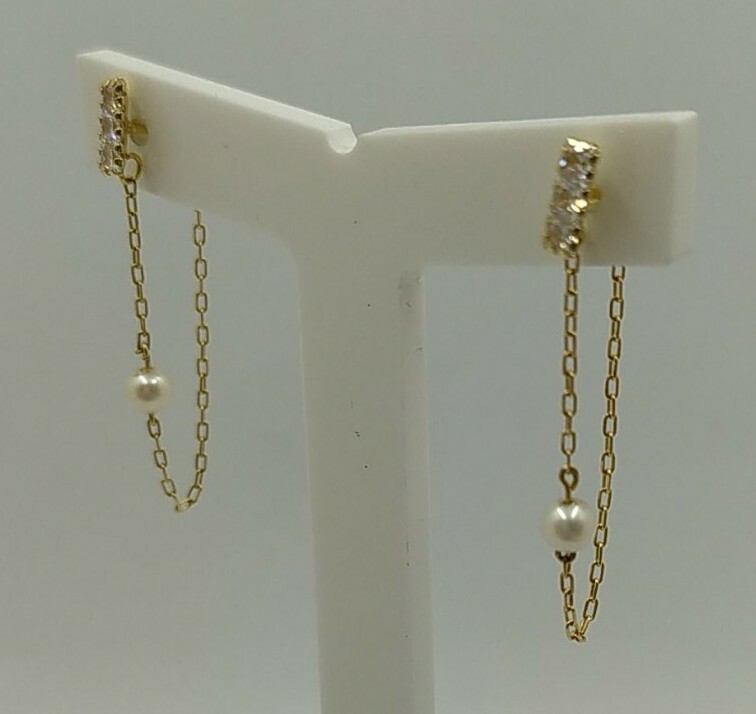 Pendientes oro 18k 750 mls . Cadena cerrada con 3 circonitas y perla
