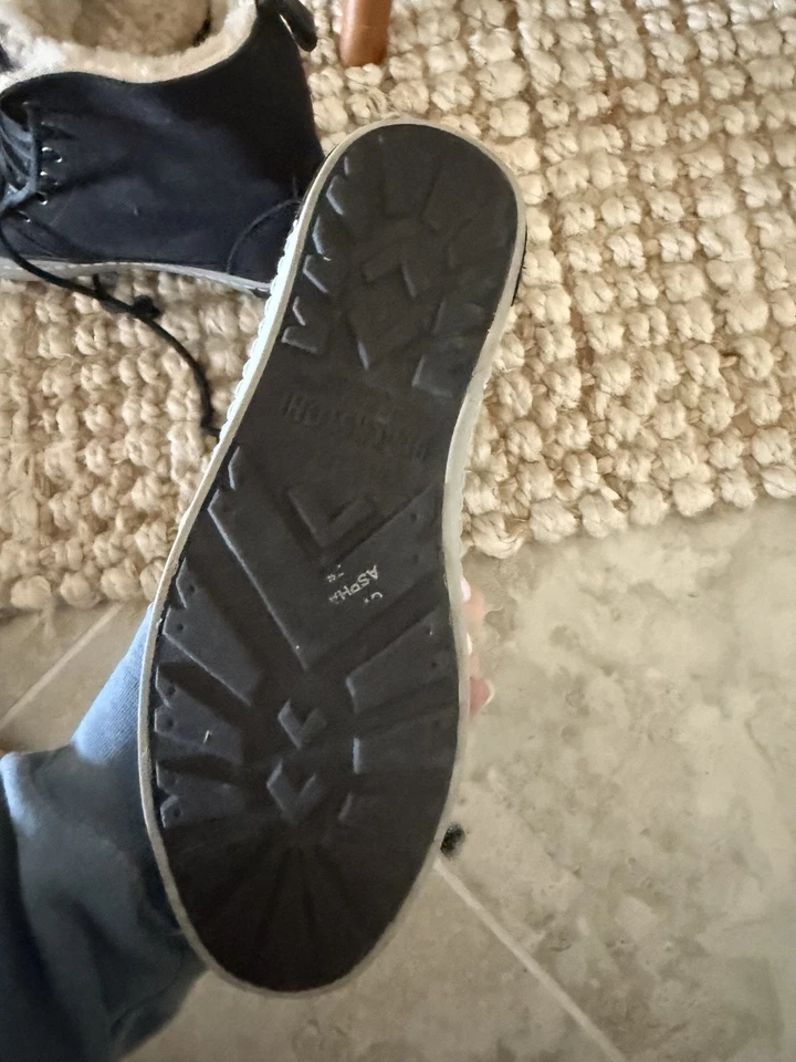 Black stone sneaker / boot size 6 genuine shearling lined high top sneaker - Image 3 of 4