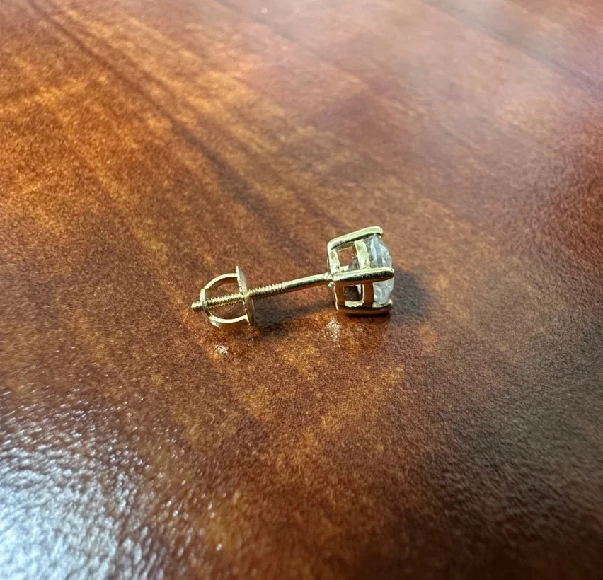 Pendiente de diamantes de 1,24 quilates, parte posterior atornillada, oro amarillo de 14 k / en venta Foto 4 de 4