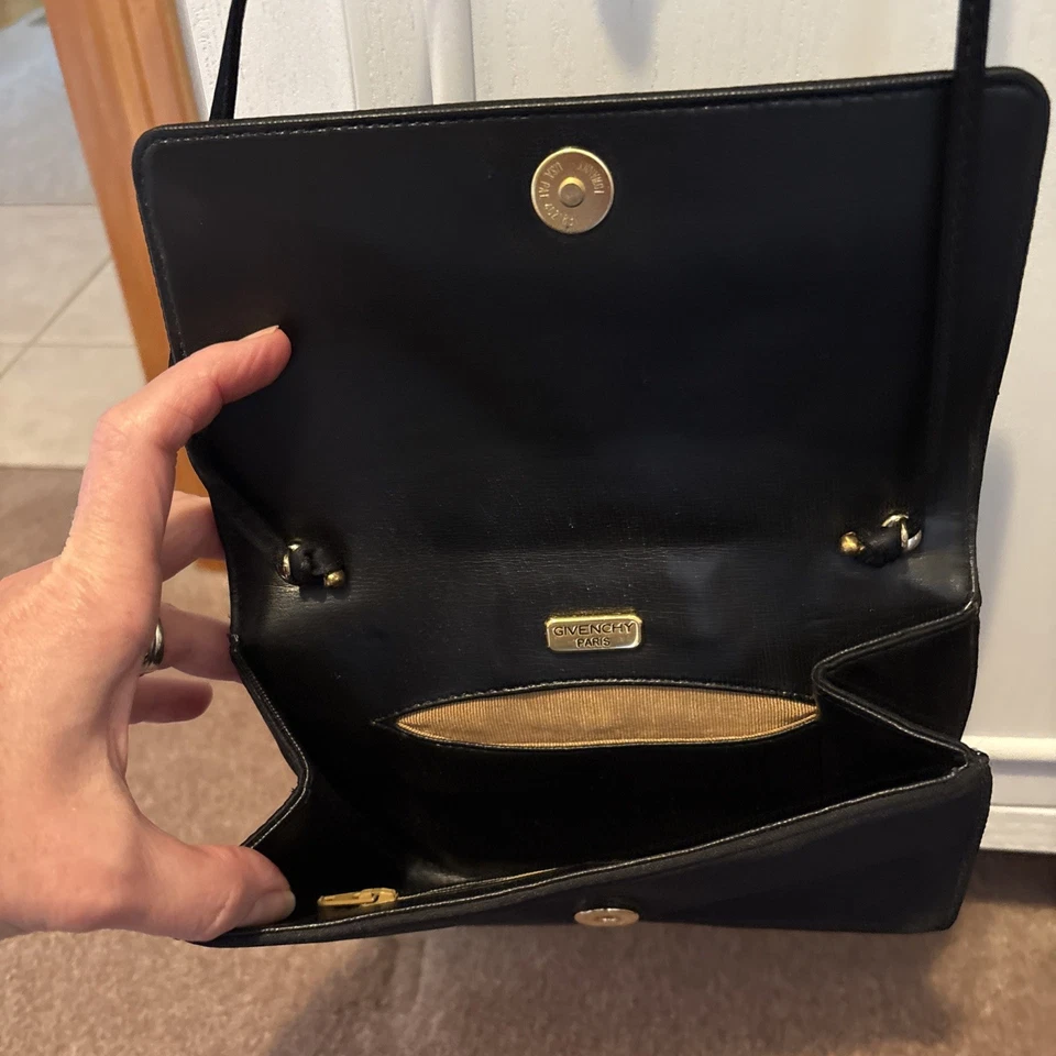 Bolso de hombro Givenchy Paris Vintage negro satinado bordado. "6""X 8""" Foto 3 de 4