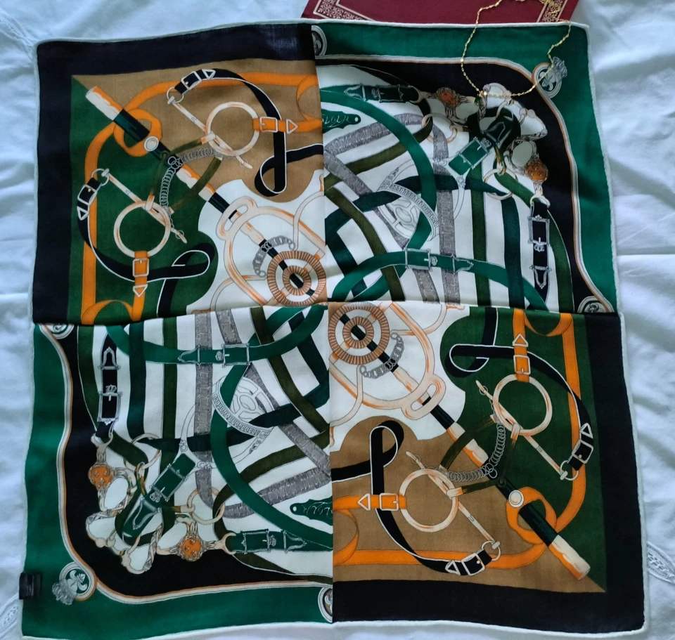 Bufanda reversible bicolor Gold Spurs - Lujosa bufanda cuadrada de mezcla de seda y lana Foto 2 de 4