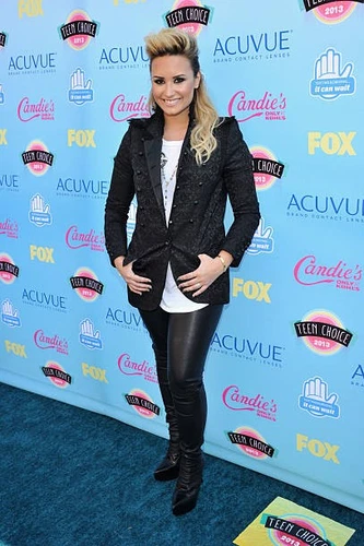 Singer songwriter Demi Lovato at 2013 Teen Choice Awards at Gibson - Old Photo 2