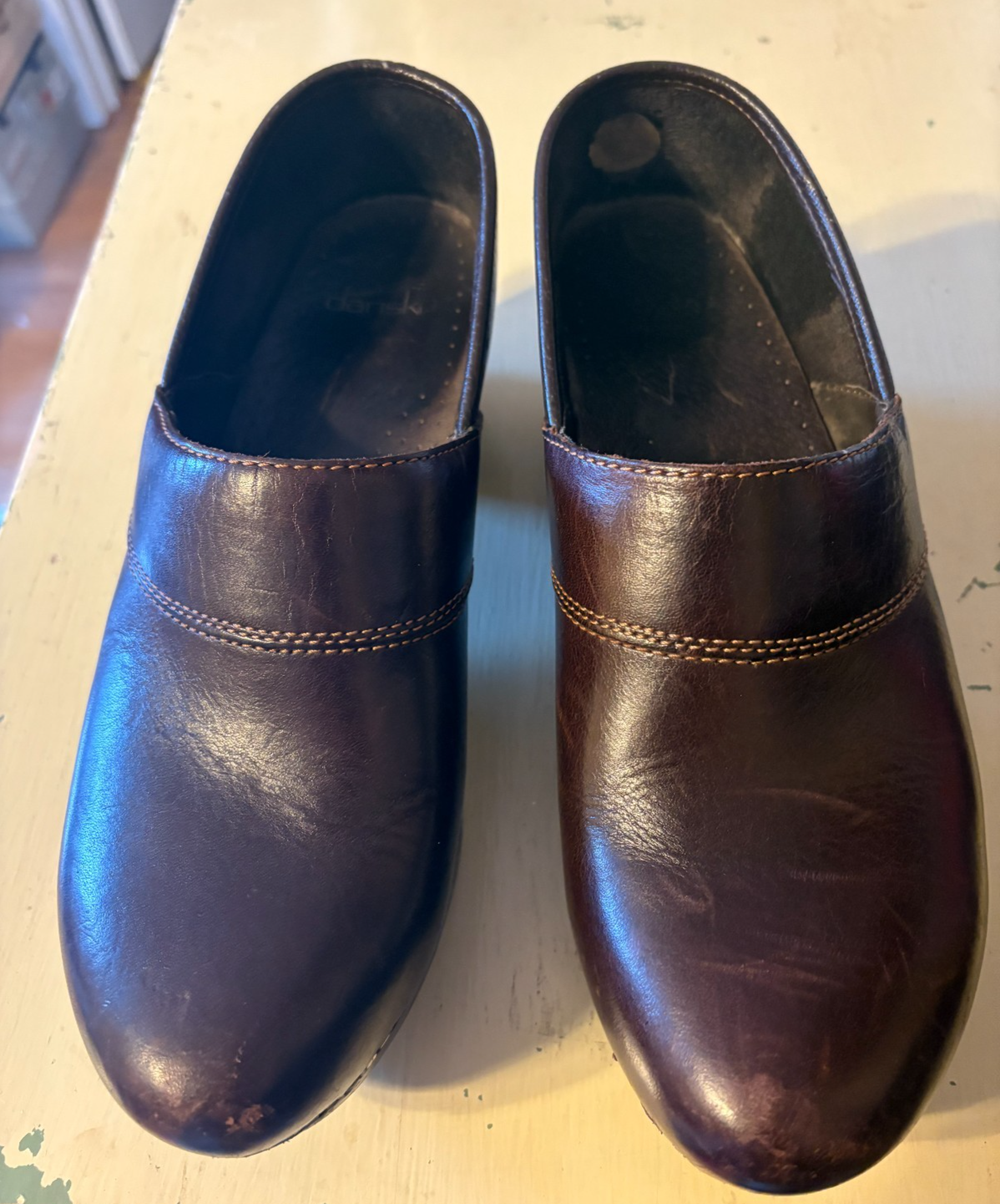 dansko clogs 39 womens brown leather shoes with a little wear.