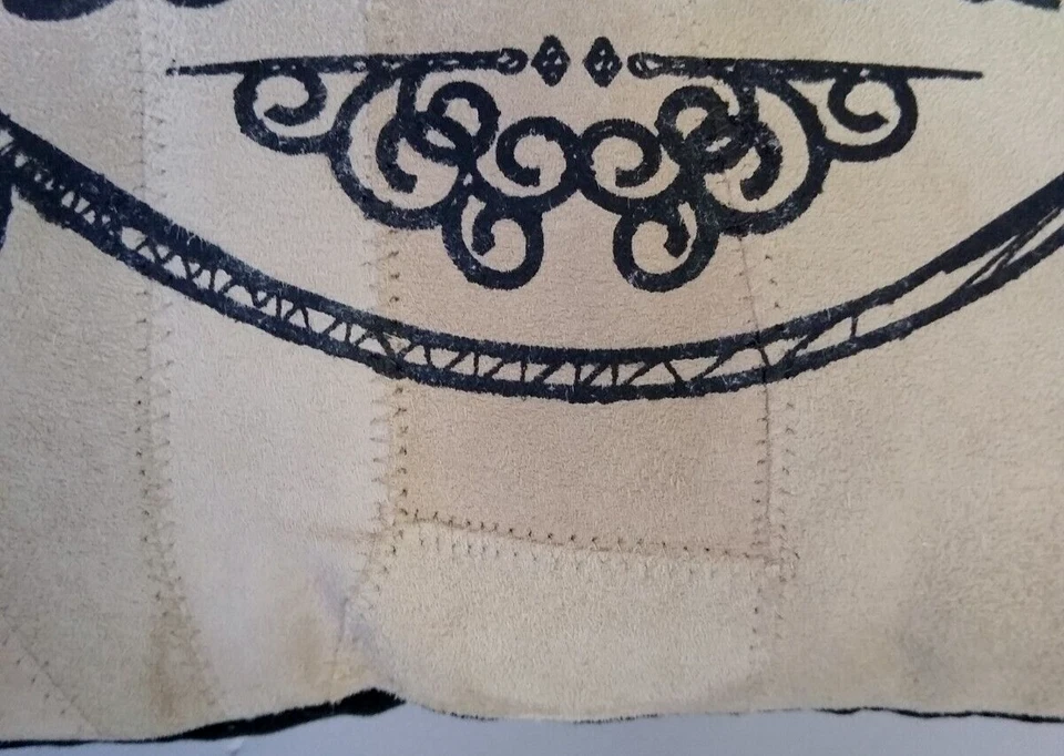 Divinity ReCover Insprirational 手工制作 回收 重麂皮绒 "BLESSED" 枕头 — 第 4/4 张图片