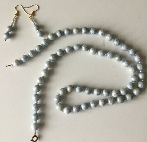 Vintage Perlenkette mit passenden Ohrringen. Blau Elfenbein Keramik Perlen.