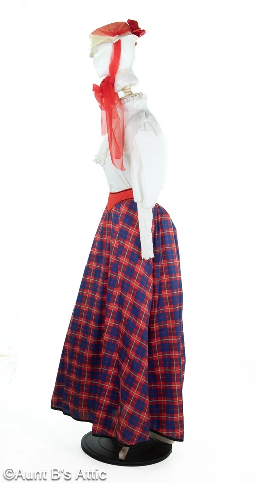 Disfraz Victoriano Dama 4 Piezas Falda Roja a Cuadros Blanco Blusa Red Acurrumiento y Sombrero de Paja Lg Foto 3 de 4