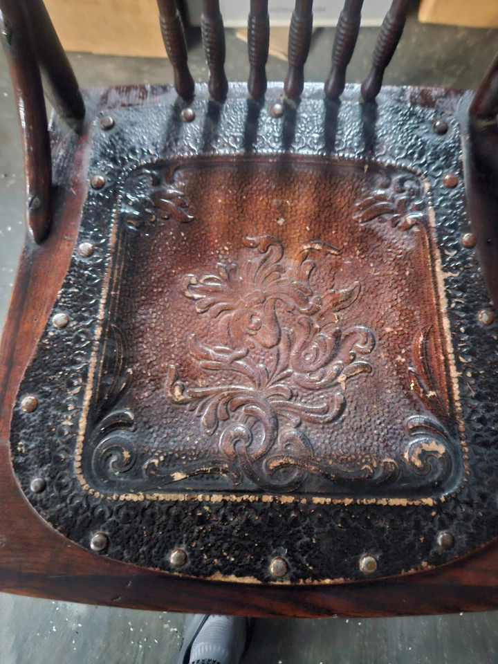 Silla antigua con cuero trabajado Foto 2 de 4