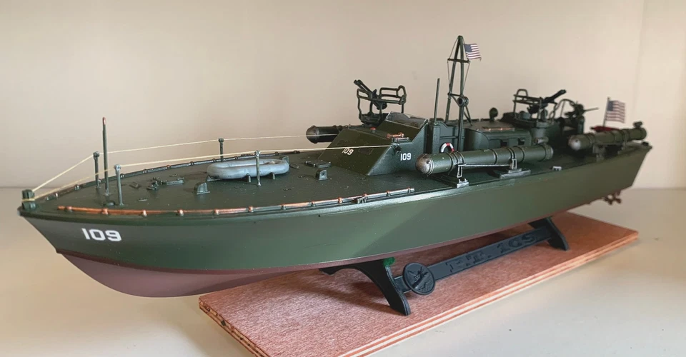 WW2 PT-109 COMANDADO POR LTJG. JOHN KENNEDY - Escala 1:72 PRO-CONSTRUIDO CON BASE DE MADERA Foto 4 de 4