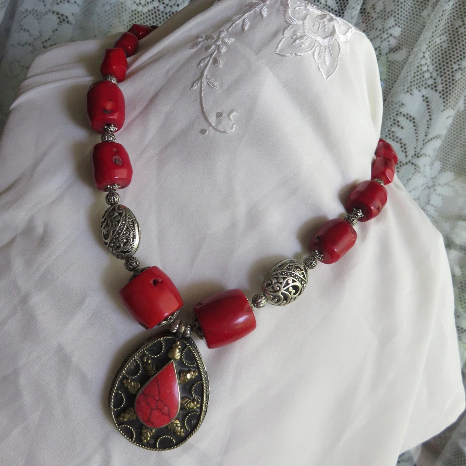 Collana girocollo stile etnico corallo bamboo rosso medaglione argento tibetano - Immagine 2 di 4