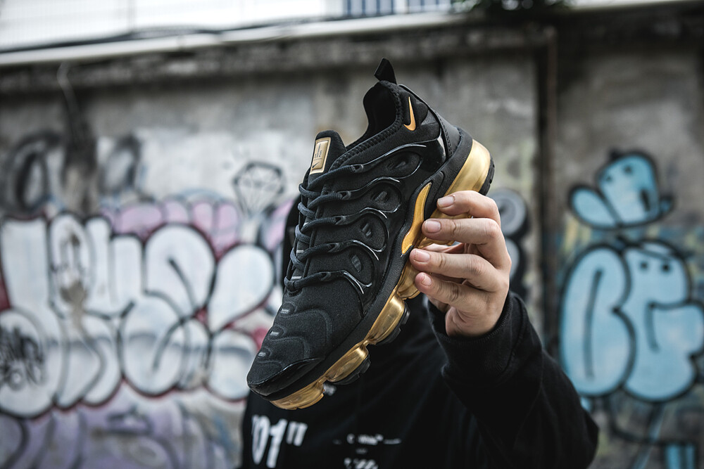 air max vapormax on feet