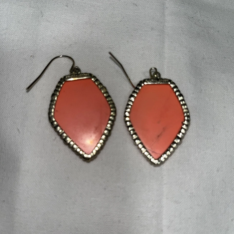 Pendientes colgantes Kendra Scott Coral tono dorado Corley Foto 4 de 4