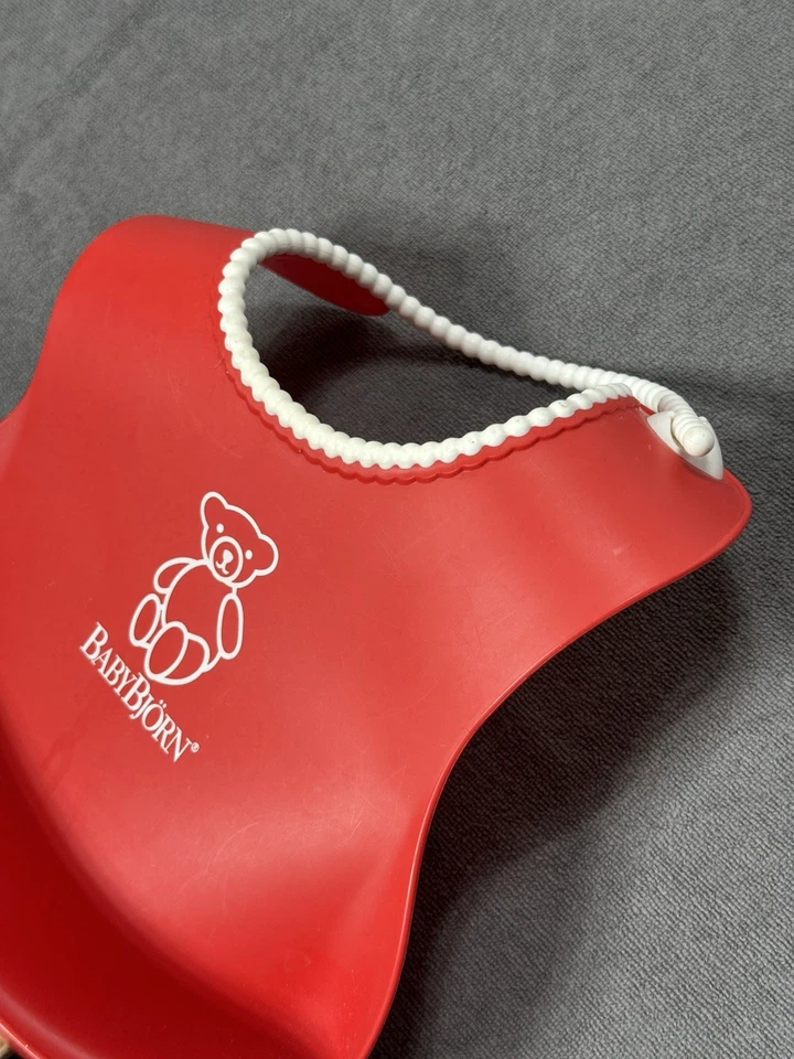 Babero Baby Bjorn Food Catching Silicona Rojo con Borde de Cuentas Blanco Bolsillo Profundo Foto 2 de 4