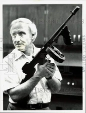 1983 Press Photo Professor Wayne Dunning carrying a Thompson submachine gun