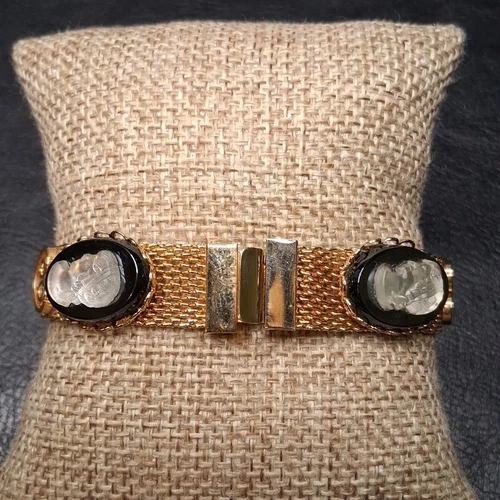 Vintage Glass Cameo Lady Mesh Bracelet Gold Tone. 14.787