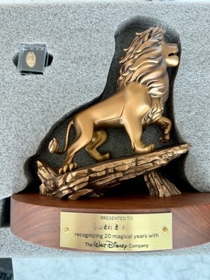 DISNEY LION KING SIMBA 20 YEAR CAST MEMBER SERVICE BRONZE AWARD w/PIN BOXED