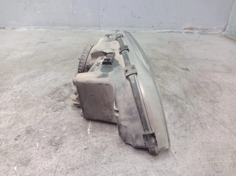 Faro izquierdo VOLVO V70 I (875, 876) 2.5 TDI 147343-00 Foto 4 de 4