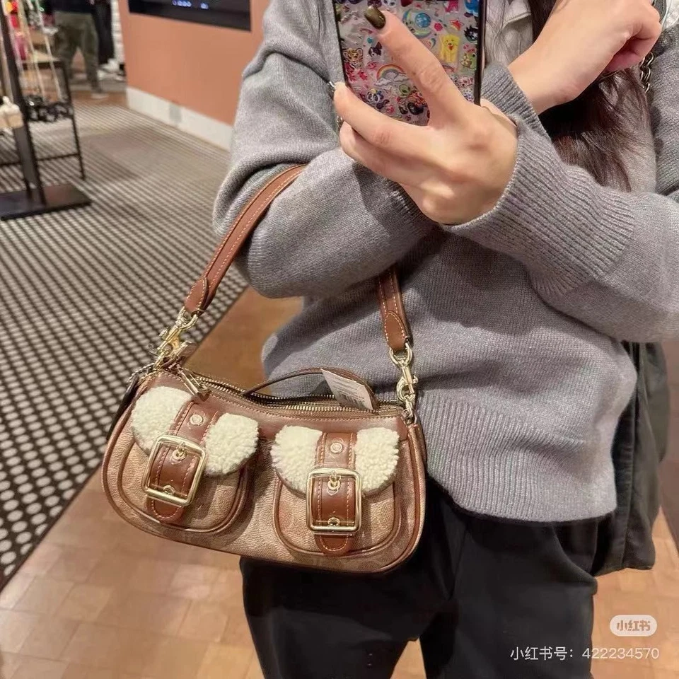 Bolso Baguette Coach Ashton CY658 en Lona Signature con Salida de Piel de Oveja Nuevo Foto 4 de 4