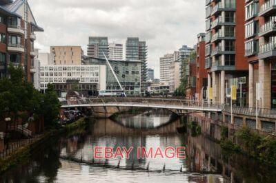 FOTO FLUSS IRWELL DIE GRENZE ZWISCHEN SALFORD (LINKS) UND MANCHESTER (RECHTS).