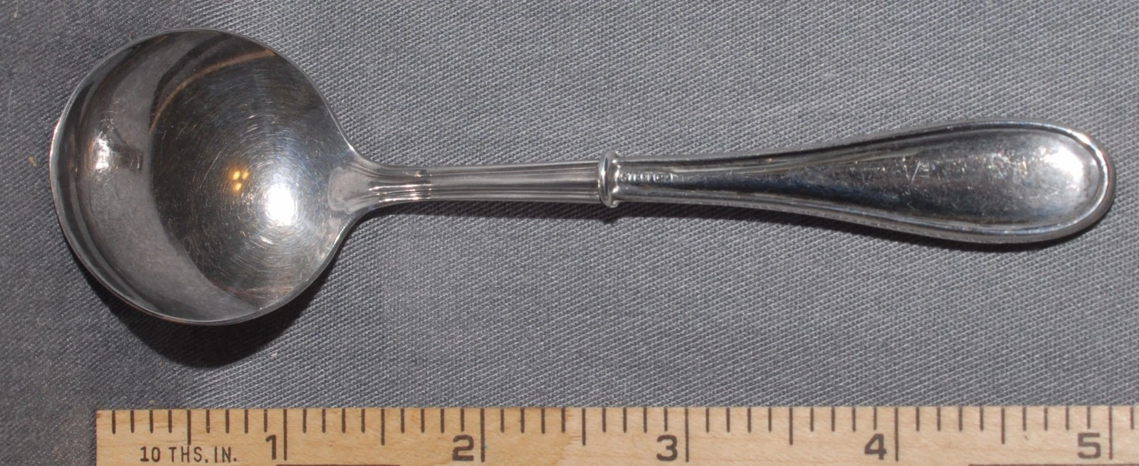 PETIT & ATTRACTIVE STERLING SILVER SAUCE? LADLE - PATTERN & MAKER UNKNOWN