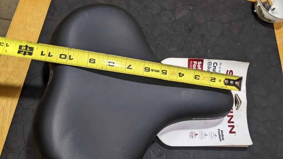 Assento de bicicleta Schwinn espuma conforto couro selim preto ajuste cruzeiro assento confortável largo - Imagem 4 de 4