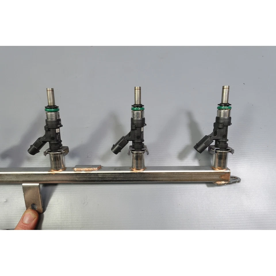 23-25 BMW G05 X5 G07 X7 40iX M440i B58 Low Pressure Fuel Rail with Injectors OEM - Image 3 of 4