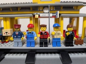 LEGO 7997 Yellow Train Station Minifigs City